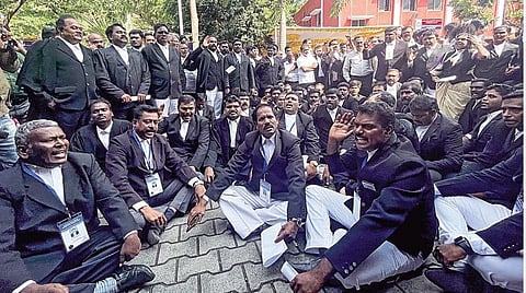 வாக்குச்சீட்டுகளை கைப்பற்றியதால் பரபரப்பு: உயர் நீதிமன்ற வழக்கறிஞர்கள் சங்க தேர்தல் தள்ளிவைப்பு
