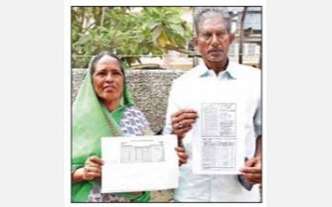 வீட்டுக்கான மின் கட்டணம் ரூ.70 ஆயிரம் என நிர்ணயிக்கப்பட்டது குறித்து கோவை மாவட்ட ஆட்சியரிடம் புகார் அளிக்க வந்த முஸ்தபா தம்பதி
