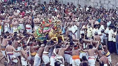  ரங்கம் ரங்கநாதர் கோயில் வைகுண்ட ஏகாதசி பெருவிழாவின் ராப்பத்து 8-ம் நாளான நேற்று மணல் வெளியில் நடைபெற்ற திருமங்கை மன்னன் வேடுபறி நிகழ்ச்சியில் வையாளி கண்டருளிய நம்பெருமாள். படம்: ஜி.ஞானவேல்முருகன்