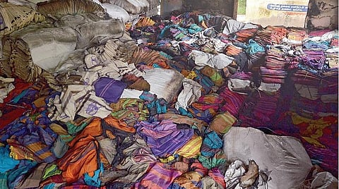 மதுரை மாவட்ட ஆட்சியர் அலுவலக வளாகத்தில் உள்ள வழங்கல் அலுவலக கட்டிடத்தில் நடந்த தீ விபத்தில் எரிந்து சேதமடைந்த இலவச வேட்டி, சேலைகள். படம்: நா. தங்கரத்தினம்