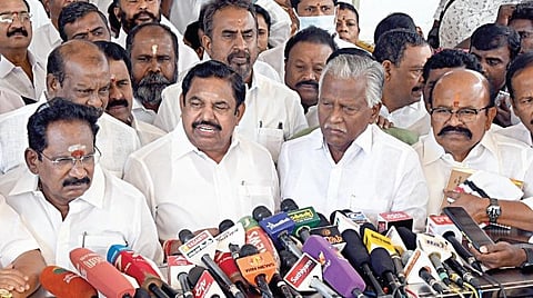 சட்டப்பேரவை வளாகத்தில் நேற்று செய்தியாளர்களை சந்தித்த எதிர்க்கட்சி தலைவர் பழனிசாமி. படம்: ம.பிரபு