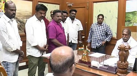புதுச்சேரியில் ‘வாரிசு’ டிக்கெட் கிடைக்கவில்லை: எம்எல்ஏக்கள், அதிகாரிகள் மீது முதல்வரிடம் விஜய் ரசிகர்கள் புகார்
