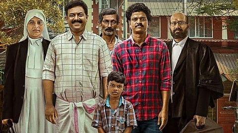 ஓடிடி திரை அலசல் | Saudi Vellaka - இரக்கத்தின் மீது நம்பிக்கை ஏற்படுத்தும் அரசமைப்புச் சட்டத்தின் கதை!