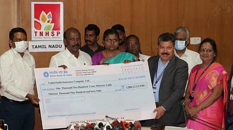 காப்பீட்டு நிறுவனத்திடம் காசோலையை வழங்கிய அமைச்சர் மா.சுப்பிரமணியன்