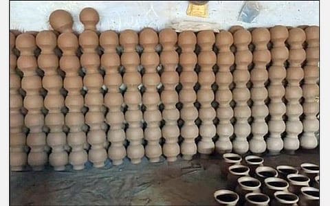 மானாமதுரையில் தயாரிக்கப்பட்டுள்ள மண்பானைகள்.