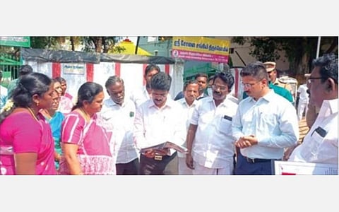 அவனியாரத்தில் ஜல்லிக்கட்டைப் பார்க்க வரும் பார்வையாளர்கள் அமர்வதற்கான மேடை அமைக்கும் பணியில் ஈடுபட்டுள்ள தொழிலாளர்கள். படம்: எஸ்.கிருஷ்ணமூர்த்தி