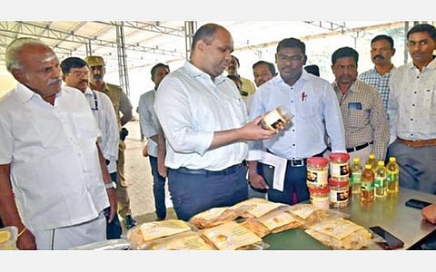 சத்தியமங்கலத்தில், ‘வாழ்ந்து காட்டுவோம்’ திட்டத்தின் கீழ் நடைபெற்ற கண்காட்சியில், மகளிர் சுய உதவிக்குழுக்களின் தயாரிப்பு பொருட்களை ஆட்சியர் எச்.கிருஷ்ணன் உன்னி பார்வையிட்டார்.