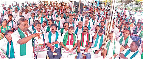 பல்வேறு கோரிக்கைகளை வலியுறுத்தி, தமிழக அனைத்து விவசாயிகள் சங்கங்களின் ஒருங்கிணைப்பு குழு தலைவர் பிஆர்.பாண்டியன் தலைமையில் சென்னை வள்ளுவர் கோட்டத்தில் உண்ணாவிரதப் போராட்டம் நேற்று நடைபெற்றது. இதில் மனிதநேய ஜனநாயக கட்சியின் பொதுச் செயலாளர் மு.தமிமுன் அன்சாரி, தமிழ்நாடு கொங்கு இளைஞர் பேரவையின் நிறுவன தலைவர் தனியரசு உள்ளிட்டோர் கலந்து கொண்டனர். படம்: ம.பிரபு