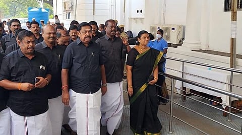 கருப்பு சட்டையில் வந்த இபிஎஸ் மற்றும் அதிமுக எம்எல்ஏக்கள்