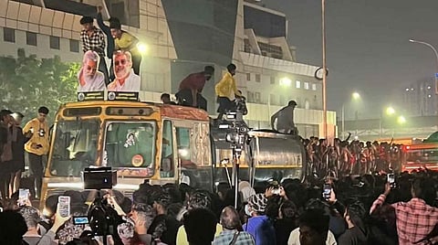 போஸ்டருக்கு பாலாபிஷேகம் செய்யும் ரசிகர்கள்.