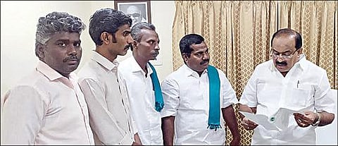 உணவுத்துறை அமைச்சர் அர.சக்கரபாணியிடம் கோரிக்கை மனு அளித்த காவிரி டெல்டா விவசாயிகள் சங்கங்களின் கூட்டமைப்பு தலைவர்கே.வி.இளங்கீரன் மற்றும் நிர்வாகிகள்.