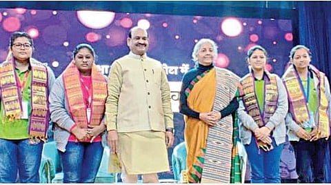 ஆலன் கரீர் இன்ஸ்டிடியூட் மாணவ, மாணவிகளைச் சந்தித்த மத்திய நிதியமைச்சர் நிர்மலா சீதாராமன், மக்களவை தலைவர் ஓம் பிர்லா.