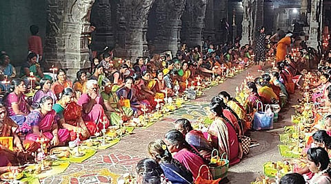 திருக்கழுக்குன்றம் பக்தவத்சலேஸ்வரர் கோயிலில் நடைபெற்ற திருவிளக்கு பூஜையில் பங்கேற்ற பெண்கள்.