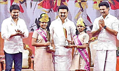 தமிழக பள்ளிக் கல்வித்துறை சார்பில் கலைத் திருவிழா, சென்னை நேரு உள் விளையாட்டு அரங்கில் நேற்று நடைபெற்றது. இதில் மாநில அளவில் வெற்றி பெற்ற மாணவ, மாணவிகளுக்கு முதல்வர் மு.க.ஸ்டாலின் பரிசு வழங்கினார். உடன் அமைச்சர்கள் உதயநிதி ஸ்டாலின், அன்பில் மகேஸ் பொய்யாமொழி.