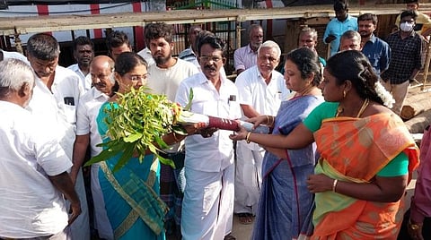அலங்காநல்லூர் ஜல்லிக்கட்டுப் போட்டிக்கான புதிய வாடிவாசல் அமைக்கு பணிக்கான கால் கோல் விழா நடைபெற்றது.