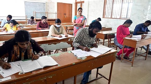 அரசுப் பணிகளுக்கான தேர்வில் 40% மதிப்பெண்ணுடன் தமிழ் மொழியில் தேர்ச்சி கட்டாயம்: பேரவையில் பணி நிபந்தனைகள் சட்டத் திருத்தம் நிறைவேறியது
