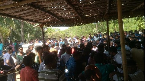 பூலாம்வலசில் குவிந்த சேவல் உரிமையாளர்கள்.