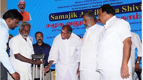 முதல்வர் ரங்கசாமி புதுச்சேரியைச் சேர்ந்த மாற்றுத்திறனாளிகளுக்கு செயற்கை உபகரணங்கள் வழங்குகிறார்.