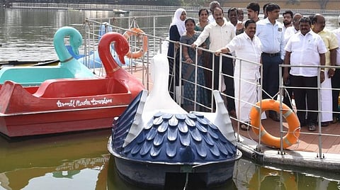 கோவை வாலாங்குளத்தில் உள்ள படகு இல்லத்தில் ஆய்வு செய்த சுற்றுலாத்துறை அமைச்சர் கா.ராமச்சந்திரன். அருகில், சுற்றுலாத்துறை இயக்குநர் சந்தீப் நந்தூரி உள்ளிட்டோர். | படம் : ஜெ.மனோகரன்.
