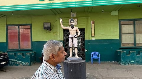 மதுரை சென்ட்ரல் சினிமா திரையரங்கில் உள்ள திருவள்ளுவர் சிலை.