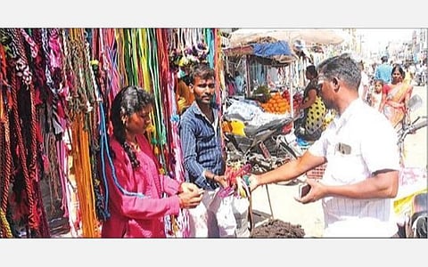 விழுப்புரம் எம்ஜி ரோட்டில் மாடுகளுக்கு தேவையானவற்றை வாங்க குவிந்த உழவர்கள்.