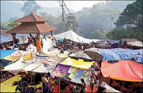 மகர ஜோதி தரிசனத்துக்காக சபரிமலை வந்த லட்சக்கணக்கான பக்தர்களுக்கு கோயில் அருகே அமைக்கப்பட்டிருந்த கூடாரங்கள். படம்: லேஜு கமல்.