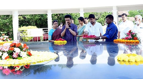 மறைந்த முதல்வர் அண்ணா நினைவிடத்தில் அஞ்சலி செலுத்தும் தமிழக முதல்வர் மு.க.ஸ்டாலின்