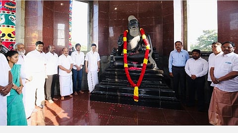 திருவள்ளுவர் சிலைக்கு மரியாதை செலுத்திய முதல்வர்