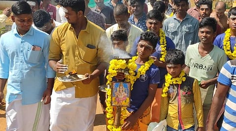 தமிழ் திருமுறை நூல்களை பாடி வருபவர்களை கவுரவிக்கும் கிராம மக்கள்.