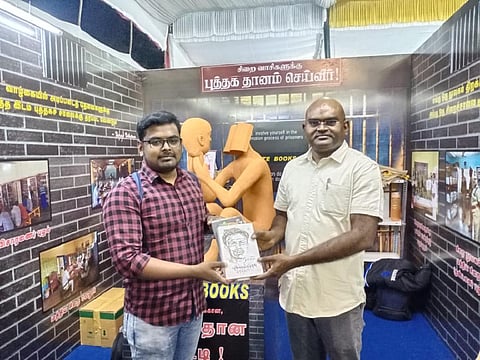 சென்னை புத்தகக் காட்சி அரங்கில் சிறைத் துறை டிஜஜியிடம் புத்தகங்களை தானமாக வழங்கும் பொதுமக்கள்