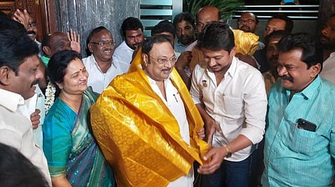 மு.க.அழகிரி - உதயநிதி ஸ்டாலின் சந்திப்பு