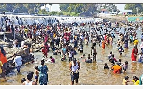 பொங்கல் பண்டிகையையொட்டி தொடர் விடுமுறை காரணமாக, கொடிவேரி அணையில் ஆயிரக்கணக்கான சுற்றுலாப் பயணிகள் குவிந்தனர்.