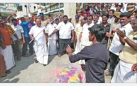 சிறுவனுடன் சிலம்பாட்டம் ஆடும் அமைச்சர் சி.வெ.கணேசன்.