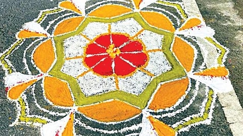 செயற்கை வண்ணங்களை தவிர்த்து மஞ்சள் தூள், கும்குமம், அரிசி மாவு, கோதுமை மாவு போன்ற இயற்கை வண்ணங்களைக் கொண்டு ஐஏஎஸ் அதிகாரி சுப்ரியா சைஹூ இட்ட பொங்கல் கோலம்.