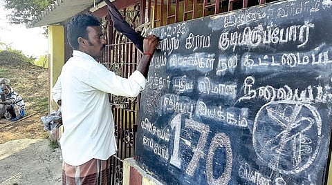 ஏகனாபுரம் பகுதியில் போராட்டம் நடந்துவரும் நாட்களின் எண்ணிக்கையை குறிக்கும் தகவல் பலகை.
