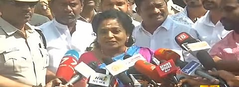 செய்தியாளர்களுக்கு பேட்டி அளித்த தமிழிசை சவுந்தரராஜன்