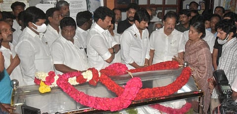 அமைச்சர் பொன்முடியின் தம்பி தியாகராஜன் உடலுக்கு அமைச்சர் உதயநிதி ஸ்டாலின் மலர்வளையம் வைத்து அஞ்சலி செலுத்தினார்.