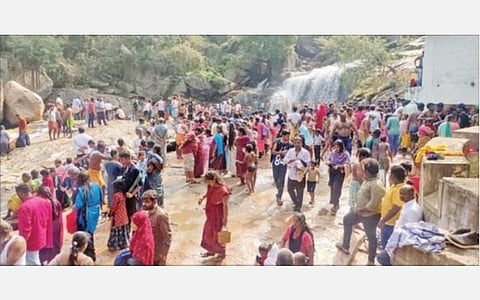 திருமூர்த்தி மலை பஞ்சலிங்க அருவியில் குவிந்த சுற்றுலா பயணிகள்.