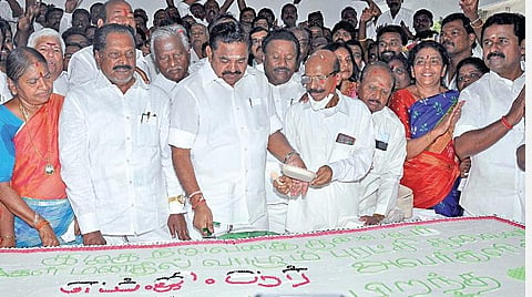 அதிமுக நிறுவனரும், முன்னாள் முதல்வருமான எம்ஜிஆரின் 106-வது பிறந்த நாளையொட்டி, சென்னை ராயப்பெட்டையில் உள்ள கட்சியின் தலைமை அலுவலகத்தில் நேற்று நடந்த விழாவில் இடைக்கால பொதுச்செயலாளர் பழனிசாமி, கேக் வேட்டி கொண்டாடினார். உடன் மூத்த நிர்வாகிகள்.