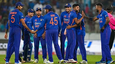 வெற்றியை கொண்டாடும் இந்திய அணி வீரர்கள்