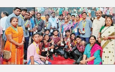 பள்ளி மாணவர்களுக்கான கலைத்திருவிழாவில் மாநில அளவில் முதலிடம் பெற்ற கோவை மாவட்ட குழுவினருடன் மாவட்ட முதன்மைக் கல்வி அலுவலர் பூபதி.