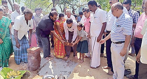 வினைதீர்த்தநாடார்பட்டி அரசு பள்ளியில் கூடுதல் வகுப்பறைகள் கட்ட தென்காசி மாவட்ட ஆட்சியர் ஆகாஷ், அப்பள்ளியின் மாணவி ஆராதனா இணைந்து அடிக்கல் நாட்டினர்.