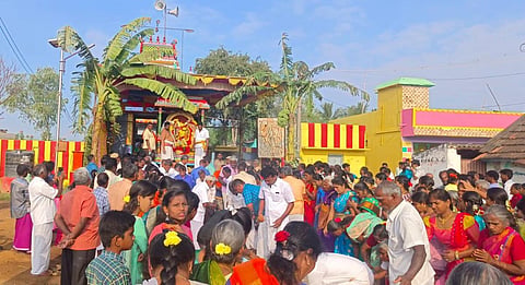 திருவண்ணாமலை அண்ணாமலையார் கோயிலில் இருந்து தென்பெண்ணையாறு தீர்த்தவாரிக்கு சென்ற சுவாமியை வழியெங்கும் பக்தர்கள் வணங்கினர்.
