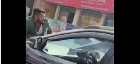 விபத்துக்கு நஷ்டஈடு கேட்ட இளைஞரை 3 கி.மீ. தூரம் காரில் இழுத்து சென்ற பெண்