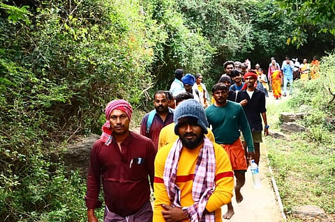 சதுரகிரி மலைக்குச் செல்ல பக்தர்கள்