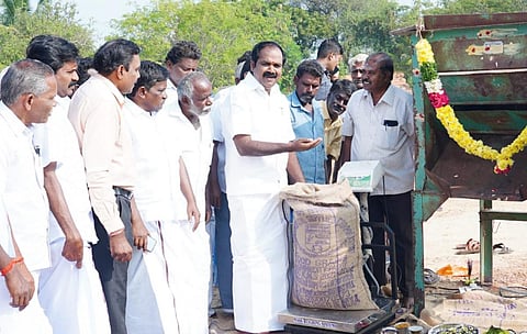 புதுக்கோட்டையில் உள்ள நேரடி நெல் கொள்முதல் நிலையத்தில் அமைச்சர் மெய்யநாதன்