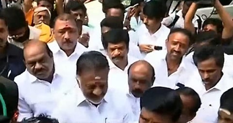 பாஜக அலுவலகம் வந்த ஓ.பன்னீர் செல்வம்