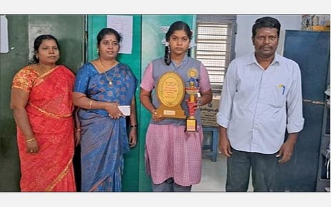அகில இந்திய அளவில் வயலின் இசையில் 2-வது இடம் பெற்ற சிதம்பரம் அரசு மேல்நிலைப் பள்ளி மாணவி திவ்ய பூங்கொடியுடன் பள்ளி ஆசிரியர்கள்.