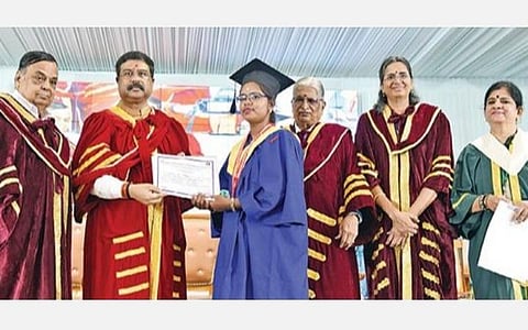 கோவை அவினாசிலிங்கம் மனையியல் மற்றும் மகளிர் உயர் கல்வி நிறுவனத்தின் 34-வது பட்டமளிப்பு விழாவில் மாணவிக்கு பட்டம் வழங்கிய மத்திய கல்வித் துறை அமைச்சர் தர்மேந்திர பிரதான். உடன், அவினாசிலிங்கம் பல்கலைக் கழக வேந்தர் தியாகராஜன், கல்வி அறக்கட்டளை நிர்வாக அறங்காவலர் மீனாட்சி சுந்தரம் உள்ளிட்டோர். படம்: ஜெ.மனோகரன்