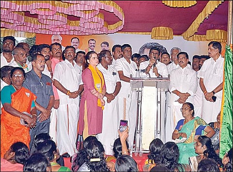 இந்து சமய அறநிலையத் துறை செயல்பாடுகளைக் கண்டித்து தமிழக பாஜக சார்பில் சென்னை வள்ளுவர் கோட்டம் அருகில் நேற்று நடைபெற்ற உண்ணாவிரதப் போராட்டத்தை மாநில தலைவர் அண்ணாமலை மாலையில் முடித்து வைத்து பேசினார். உடன் கட்சி நிர்வாகிகள்.படம்: ம.பிரபு